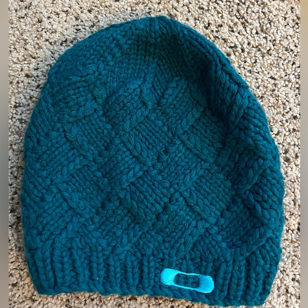 Women’s cable knit Oakley hat